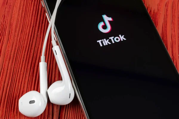 Tik Tok application icon on Apple iPhone X screen close-up. Tik Tok icon. tik tok application. Tiktok Social media network. Social media icon — Stock Photo, Image