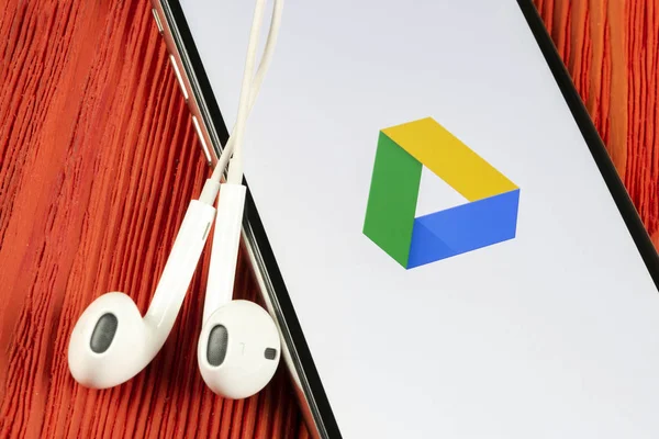 Icono de aplicación de Google Drive en el primer plano de la pantalla del iPhone X de Apple. Icono de unidad de Google. Aplicación Google Drive. Red de medios sociales —  Fotos de Stock