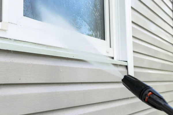 Schoonmaakservice wassen gebouw gevel en raam met druk water. Schoonmaken vuile muur met hoge druk waterstraal. Macht wassen van de muur. Reiniging van de gevel van het huis. Voor en na het wassen — Stockfoto