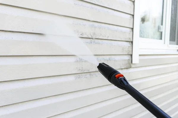 Schoonmaakservice wassen gebouw gevel met druk water. Schoonmaken vuile muur met hoge druk waterstraal. Macht wassen van de muur. Reiniging van de gevel van het huis. Voor en na het wassen — Stockfoto