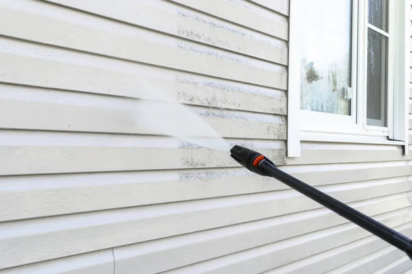 Cleaning service washing building facade with pressure water. Cleaning dirty wall with high pressure water jet. Power washing the wall. Cleaning the facade of the house. Before and after washing — Stock Photo, Image