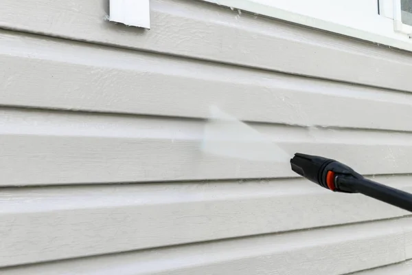 Schoonmaakservice wassen gebouw gevel met druk water. Schoonmaken vuile muur met hoge druk waterstraal. Macht wassen van de muur. Reiniging van de gevel van het huis. Voor en na het wassen — Stockfoto