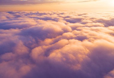 Mavi gökyüzünde havadan görünümü beyaz bulutlar. Üstten Görünüm. Drone görüntüleyin. Mavi gökyüzünde havadan görünümü beyaz bulutlar. Üstten Görünüm. Drone görüntüleyin. Hava kuş bakışı. Hava üstten görünüm cennet. Bulutlar doku. Yukarıdan görüntüleyin. Gündoğumu veya günbatımı bulutlar üzerinde