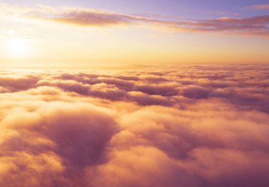 Mavi gökyüzünde havadan görünümü beyaz bulutlar. Üstten görünüm. Drone görüntüleyin. Hava kuş bakışı. Hava üstten görünüm cennet. Bulutlar doku. Yukarıdan görüntüleyin. Gündoğumu veya günbatımı bulutlar üzerinde