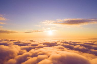 Mavi gökyüzünde havadan görünümü beyaz bulutlar. Üstten Görünüm. Drone görüntüleyin. Mavi gökyüzünde havadan görünümü beyaz bulutlar. Üstten Görünüm. Drone görüntüleyin. Hava kuş bakışı. Hava üstten görünüm cennet. Bulutlar doku. Yukarıdan görüntüleyin. Gündoğumu veya günbatımı bulutlar üzerinde