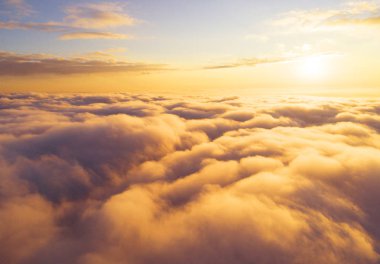 Mavi gökyüzünde havadan görünümü beyaz bulutlar. Üstten Görünüm. Drone görüntüleyin. Mavi gökyüzünde havadan görünümü beyaz bulutlar. Üstten Görünüm. Drone görüntüleyin. Hava kuş bakışı. Hava üstten görünüm cennet. Bulutlar doku. Yukarıdan görüntüleyin. Gündoğumu veya günbatımı bulutlar üzerinde