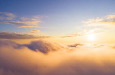 Mavi gökyüzünde havadan görünümü beyaz bulutlar. Üstten Görünüm. Drone görüntüleyin. Mavi gökyüzünde havadan görünümü beyaz bulutlar. Üstten Görünüm. Drone görüntüleyin. Hava kuş bakışı. Hava üstten görünüm cennet. Bulutlar doku. Yukarıdan görüntüleyin. Gündoğumu veya günbatımı bulutlar üzerinde