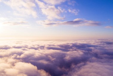 Mavi gökyüzünde havadan görünümü beyaz bulutlar. Üstten görünüm. Drone görüntüleyin. Hava kuş bakışı. Hava üstten görünüm cennet. Bulutlar doku. Yukarıdan görüntüleyin. Gündoğumu veya günbatımı bulutlar üzerinde