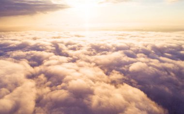 Mavi gökyüzünde havadan görünümü beyaz bulutlar. Üstten görünüm. Drone görüntüleyin. Hava kuş bakışı. Hava üstten görünüm cennet. Bulutlar doku. Yukarıdan görüntüleyin. Gündoğumu veya günbatımı bulutlar üzerinde