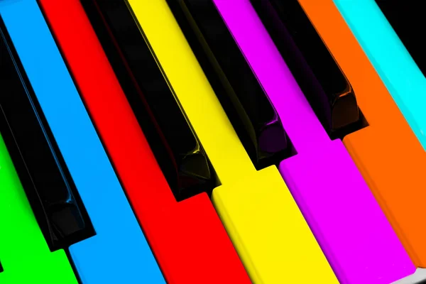 Vue de dessus des touches de piano multicolores. Gros plan sur les touches du piano. Vue frontale rapprochée. Clavier piano avec mise au point sélective. Vue de dessus. Piano coloré perspective clavier avec bouton rouge. Éclairage doux — Photo