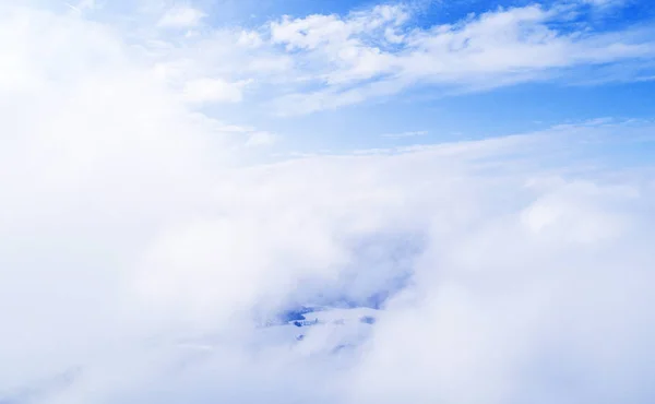 Vista aérea Nubes blancas en el cielo azul. Vista superior. Vista desde el dron. Vista aérea de pájaro. Vista superior aérea del paisaje nublado. Textura de nubes. Vista desde arriba . — Foto de Stock