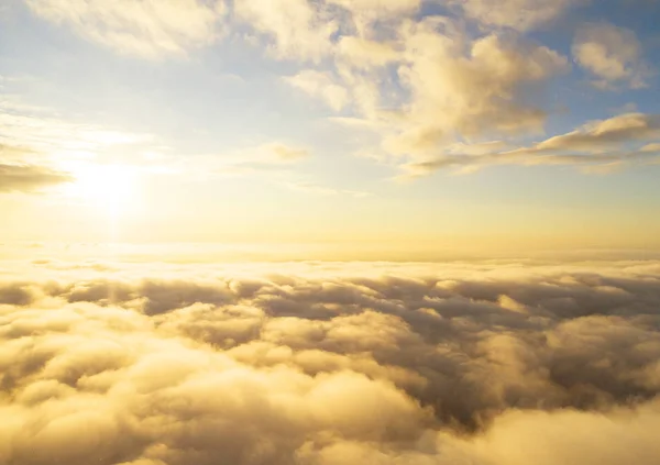 Mavi gökyüzünde havadan görünümü beyaz bulutlar. Üstten görünüm. Drone görüntüleyin. Hava kuş bakışı. Hava üstten görünüm cennet. Bulutlar doku. Yukarıdan görüntüleyin. Gündoğumu veya günbatımı bulutlar üzerinde — Stok fotoğraf
