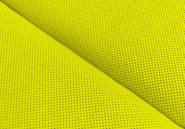 Moderno coche de lujo interior de cuero amarillo. Parte de los detalles de asiento de coche de cuero perforado. Fondo de textura de cuero perforado amarillo. Textura, cuero artificial con costuras. Cómodos asientos de cuero perforado — Foto de Stock