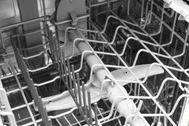 Bulaşık makinesinin iç rafları ve çatal bıçak takımı için bir sepet dağıtımı için. Bulaşık makinesini kapatın. Kuru çatal bıçak takımı yakın çekim