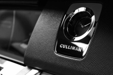 Siyah ve beyaz delikli deri iç yeni Rolls Royce Cullinan logosu. Rolls-Royce Cullinan lüks Suv.