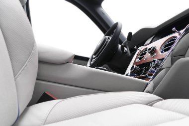 Modern lüks araba beyaz deri iç doğal ahşap panel ile. Dikişli deri Oto Koltuğu ayrıntılar bölümü. Prestij modern araba iç. Beyaz deri delikli. Araba ayrıntılı. Arabanın içine