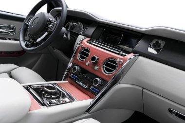 Doğal ahşap panelmodern lüks araba beyaz deri iç doğal ahşap panel ile modern lüks araba beyaz deri iç modern lüks araba beyaz deri iç. Dikiş ile deri oto koltuğu detayları parçası. Prestij modern araba iç. Beyaz delikli deri. Araç detay