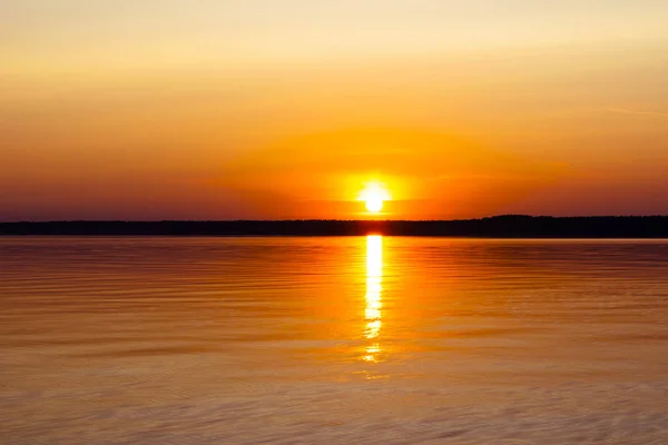 Sonnenuntergang Himmel Hintergrund. dramatischer goldener Sonnenuntergang mit Abendhimmel-Wolken über dem Meer. atemberaubende Wolken im Sonnenaufgang. Himmelslandschaft. Panoramablick auf den Himmel. — Stockfoto