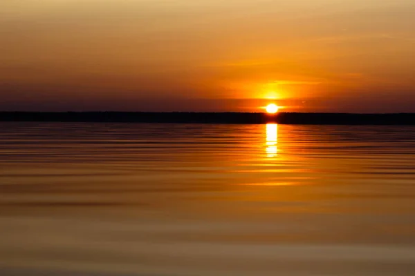 Sonnenuntergang Himmel Hintergrund. dramatischer goldener Sonnenuntergang mit Abendhimmel-Wolken über dem Meer. atemberaubende Wolken im Sonnenaufgang. Himmelslandschaft. Panoramablick auf den Himmel. — Stockfoto