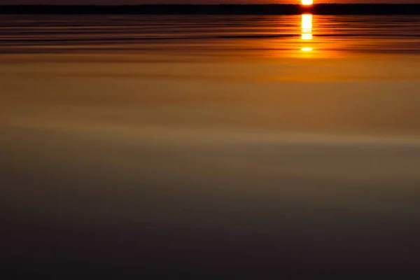 A superfície da água. Vista de um fundo do céu por do sol. SuWater superfície de ouro dramático. Vista de um fundo do céu por do sol. Dramático céu por do sol de ouro com nuvens de céu à noite sobre o mar. Vista de uma textura cristalina de água do mar. Paisagem. Pequenas ondas. Água re — Fotografia de Stock