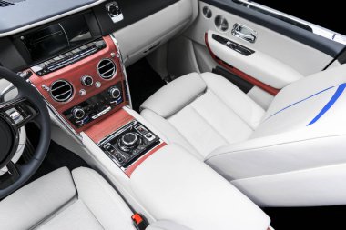 Doğal ahşap panelmodern lüks araba beyaz deri iç doğal ahşap panel ile modern lüks araba beyaz deri iç modern lüks araba beyaz deri iç. Dikiş ile deri oto koltuğu detayları parçası. Prestij modern araba iç. Beyaz delikli deri. Araç detay