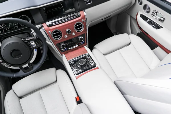 Modern luxus autó fehér bőr belső, természetes fa panel. Bőr Autóülés részletek varrás része. Prestige modern autó belsejében. Fehér perforált bőr. Autó részletezi. Autó belsejében — Stock Fotó