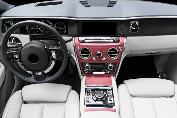 Moderno carro de luxo interior de couro branco com painel de madeira naturalModerno carro de luxo interior de couro branco com painel de madeira natural. Parte do banco de carro de couro detalhes com costura. Interior de prestígio carro moderno. Couro perfurado branco. Detalhes do carro em — Fotografia de Stock