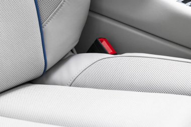 Beyaz deri iç lüks modern araba. Delikli beyaz deri rahat koltuklar üzerinde izole siyah arka plan dikişli. Modern araba iç ayrıntılar. Araba ayrıntılı. Arabanın içine