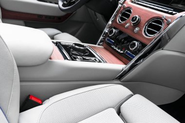 Modern lüks araba beyaz deri iç doğal ahşap panel ile. Dikişli deri Oto Koltuğu ayrıntılar bölümü. Prestij modern araba iç. Beyaz deri delikli. Araba ayrıntılı. Arabanın içine