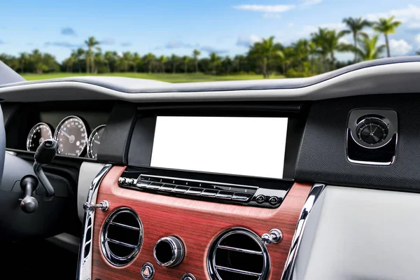 Monitor v autě s izolovaným prázdným displejem pro navigační mapy a GPS. Izolovaný na bílém se střihovou dráhou. Detaily auta. Autosalon s prázdnou obrazovkou. Moderní detaily interiéru auta. Vysmát — Stock fotografie