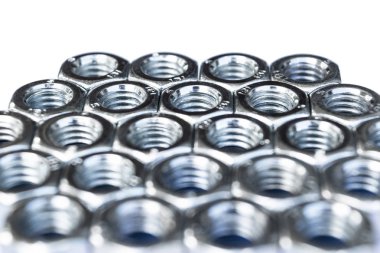 Metal somunlar beyaz arka plan üzerinde izole. Krom vidalı somunlar izole. Çelik somunlar izole. Somunlar ve cıvatalar. İş için araçlar.