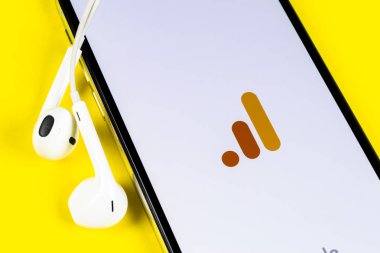 Apple iphone X ekranında Google Analytics uygulama simgesi yakın çekim. Google Analytics simgesi. Google Analytics uygulaması. Sosyal medya ağı