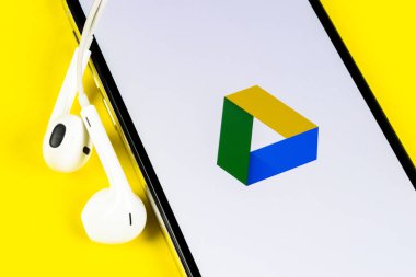Apple iphone X ekranında Google Drive uygulama simgesi yakın çekim. Google sürücü simgesi. Google Drive uygulaması. Sosyal medya ağı