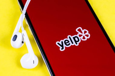 Apple iphone X ekranında Yelp uygulama simgesi yakın çekim. Yelp uygulama simgesi. Yelp.com uygulama. Sosyal ağ. Sosyal medya