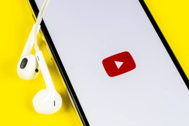 Apple iphone X akıllı telefon ekranında Youtube uygulama simgesi yakın çekim. Youtube uygulaması simgesi. Sosyal medya simgesi. Sosyal ağ
