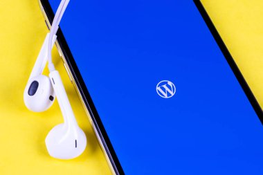 Apple iphone X ekranında Wordpress uygulama simgesi yakın çekim. Wordpress uygulama simgesi. Wordpress.com uygulama. Sosyal ağ