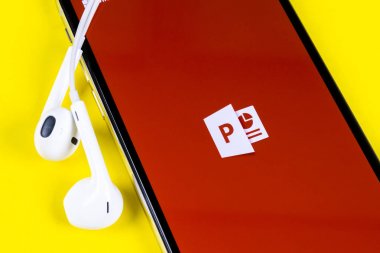 Microsoft office Powerpoint uygulama simgesini Apple iphone X ekran yakın çekim. PowerPoint uygulaması simgesi. Microsoft Power Point uygulaması. Sosyal medya ağı