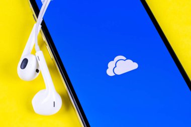 Microsoft Onedrive uygulama simgesi üzerinde Apple iphone X ekran yakın çekim. Microsoft onedrive app simgesi. Microsoft office Onedrive uygulama. Sosyal medya ağı