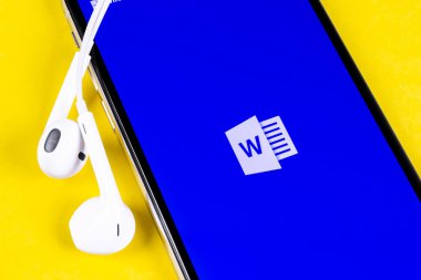 Microsoft Word uygulama simgesi üzerinde Apple iphone X ekran yakın çekim. Microsoft office word simgesini. Microsoft office üstünde hareket eden telefon. Sosyal medya