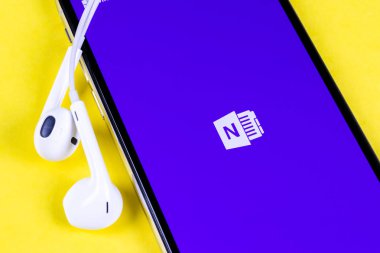 Microsoft Onenote office uygulama simgesini Apple iphone X ekran yakın çekim. Microsoft bir not app simgesi. Microsoft Onenote uygulama. Sosyal medya ağı