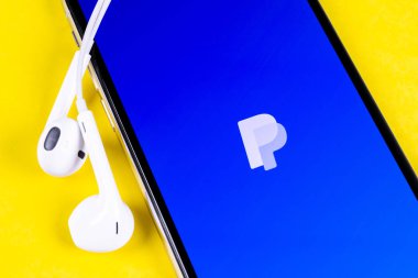 Apple iphone X akıllı telefon ekranında Paypal uygulama simgesi yakın çekim. Paypal uygulama simgesi. Paypal bir online elektronik finans ödeme sistemidir.