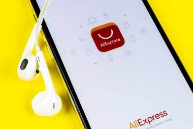 Apple iphone X akıllı telefon ekranında Aliexpress uygulama simgesi. Aliexpress uygulama simgesi. Aliexpress.com popüler e-ticaret uygulamasıdır. Sosyal medya simgesi