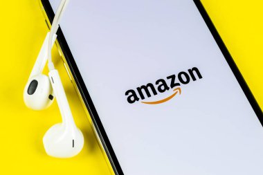 Apple iphone X ekranında Amazon alışveriş uygulaması simgesi yakın çekim. Amazon alışveriş uygulaması simgesi. Amazon mobil uygulama. Sosyal medya ağı
