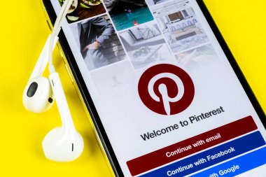 Apple iphone X akıllı telefon ekranında Pinterest uygulama simgesi. Pinterest uygulama simgesi. Pinterest popüler Internet sosyal ağıdır. Sosyal medya simgesi