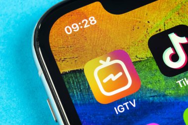 Sosyal paylaşım hizmeti Igtv Instagram ile Apple iphone X akıllı telefon ekranında yakın çekim. Igtv uygulama simgesi. Sosyal medya simgesi. Sosyal ağ. Igtv mobil uygulaması