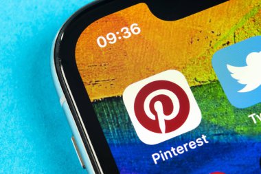 Apple iphone X akıllı telefon ekranında Pinterest uygulama simgesi. Pinterest uygulama simgesi. Pinterest popüler Internet sosyal ağıdır. Sosyal medya simgesi