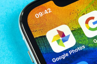 Apple iphone X ekranında Google Fotoğraflar uygulama simgesi yakın çekim. Google Fotoğraflar simgesi. Google fotoğraf uygulaması. Sosyal medya ağı