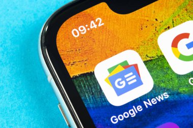 Apple iphone X akıllı telefon ekranında Google Haberler uygulama simgesi yakın çekim. Google haber uygulaması simgesi. Sosyal ağ. Sosyal medya simgesi