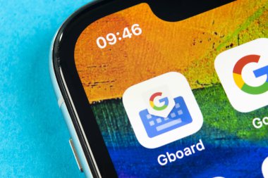 Apple iphone X akıllı telefon ekranında Google Gboard uygulama simgesi yakın çekim. Google gboard uygulaması simgesi. Sosyal ağ. Sosyal medya simgesi