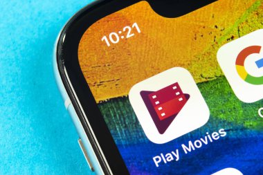 Apple iphone X ekranında Google play film uygulama simgesi yakın çekim. Google play filmler uygulama simgesi. Google oyun film uygulaması. Sosyal medya ağı